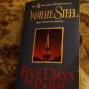Danielle Steel's FIVE DAYS IN PARIS